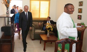 El presidente Danilo Medina recorre el interior de una de las residencias entregadas en Azua. [Foto: Presidencia].