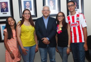 El presidente electo de Acroarte, José Antonio Aybar, junto a su familia, luego de conocer el triunfo el sábado. [Foto: Cristian Santana]