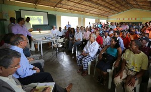El presidente Danilo Medina escucha a los productores de Hermanas Mirabal. [Crédito de imagen: Presidencia].