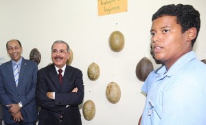 Danilo Medina junto a estudiantes del Liceo Científico Dr. Miguel Canela Lázaro, en Salcedo, provincia Hermanas Mirabal. [Foto: Presidencia]