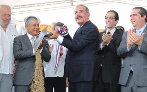 El presidente Danilo Medina dio el primer picazo de los trabajos urbanos. [Foto: Presidencia].