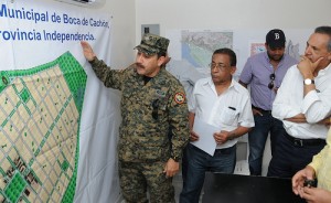 José Ramón Peralta, a la derecha, supervisa los planos de construcción.