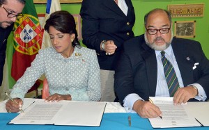 La Primera Dama dominicana firma el convenio en Portugal.