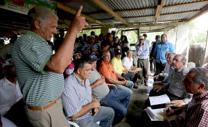 El presidente Danilo Medina escucha a los productores de Jarabacoa.