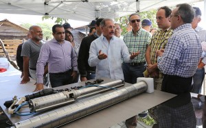 El presidente Danilo Medina reunido con el técnico español Mario Álvarez, quien instalará los sistemas de paneles y bombas de agua.