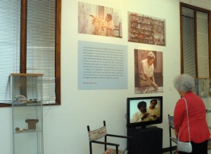 Una visitante contempla parte de la muestra de Domingo Liz.