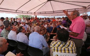 El presidente Danilo Medina escucha las peticiones de los ganaderos de San José. [Crédito de imagen: Presidencia].