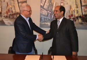 José Antonio Aybar y José Armando Tavarez durante la firma del acuerdo institucional.