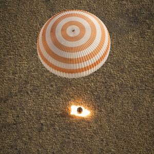 La cápsula Soyuz es captada durante el aterrizaje en Zhezkazgán. [Crédito de imagen: NASA/Bill Ingalls).