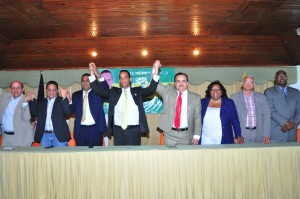 Desde la izquierda: Pantaleón González, Luis Ballis, Julio Jiménez, Nolvin Pujosl candidato a la presidencia del Distrito CMD, el presidente PQDC Elías Wessin Chávez, Ginet de Peña, Jaime Max Taveras y Eduardo Veras.