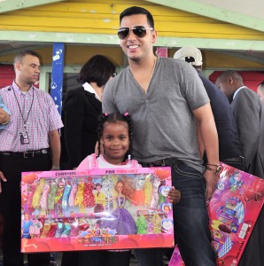 El exponente urbano de Puerto Rico, Tito El Bambino, compartió con los niños del hospital.