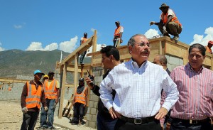 El presidente Danilo Medina supervisa la construcción de un proyecto en Bahoruco.