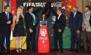Vista del emocionante momento en que el presidente Danilo Medina devela la Copa Mundial de la FIFA, durante visita de cortesía de sus representantes y ejecutivos de Coca Cola, en el despacho Presidencial.