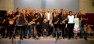 Juan Luis Guerra con jovenes estudiantes del Conservatorio Nacional de Musica en la noche del anunció de “Berklee on the Road”. [Crédito de imagen: MINC].
