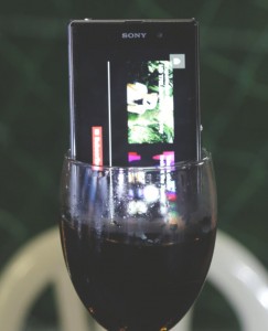 El cellular Sony Xperia en una copia de vino.