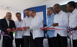 Danilo Medina corta la cinta para dejar inaugurada la obra. [Crédito de imagen: Luis Ruiz Tito/Presidencia]