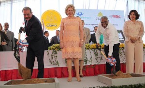 Danilo Medina da el primer picazo de la construcción.