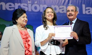 El presidente de la República, Danilo Medina y estudiante meritoria, durante la entrega de reconocimiento efectuada en el marco de la ceremonia de graduación. [Crédito de imagen: Presidencia]