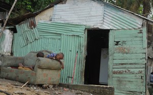 Precarias condiciones en que viven los moradores del sector de La Barquita, ubicada a orillas del río Ozama en Santo Domingo Este. [Crédito de imagen: Félix Lara/Presidencia]