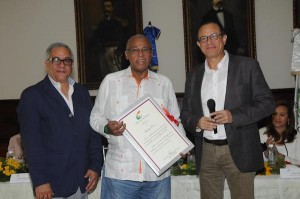 Raudy Torres es reconocido por el ministro de Cultura, José Antonio Rodríguez y el director Regional Jochy Sánchez.