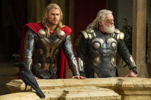 Chris Hemsworth, izquierda, y Anthony Hopkins en una escena de "Thor: The Dark World" en una fotografía publicitaria proporcionada por Walt Disney Studios y Marvel. (Crédito de imagen: Walt Disney Studios/Marvel, Jay Maidment).