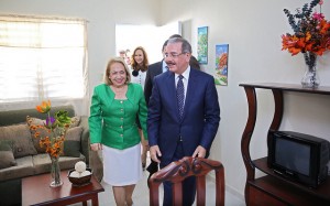 Alma Fernández junto a Danilo Medina recorren el interior de una de las viviendas. [Crédito de imagen: Luis Ruiz Tito/Presidencia]