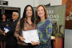 La vicegobernadora del Banco Central, Clarissa de la Rocha de Torres, entre otro de los galardones del certamen.