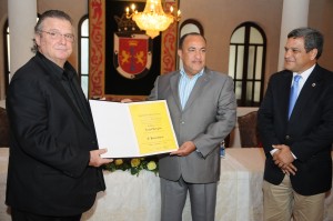Braulio recibe la distinción de manos de funcionarios del Ayuntamiento del Distrito Nacional.