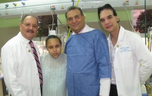 Al centro, Carolina Feliz, madre de los trillizos, junto a los médicos que la atendieron en la maternidad.