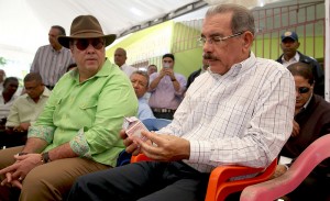 El senador de Monte Plata, Charlie Marioti, junto al presidente Danilo Medina.