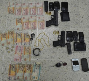 Armas, dinero y otros artículos incautados por la DNCD en el operativo. [Crédito de imagen: Dirección de Drogas].
