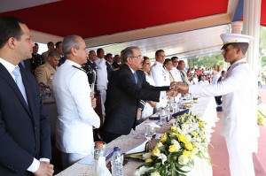 El presidente Danilo Medina recibe el saludo de uno de los graduados. [Crédito de imagen: Presidencia]