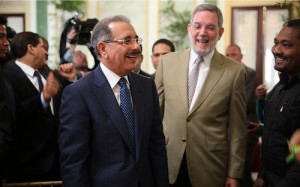 El presidente Danilo Medina estuvo de muy buen humor en el festejo. Detrás, Roberto Rodríguez Marchena, director de prensa de la Presidencia.