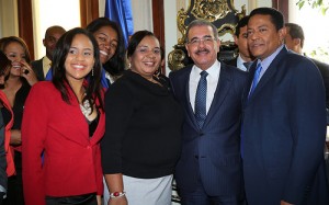 Danilo Medina con periodistas Dic 26 2013 2