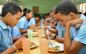 La alimentación en la etapa escolar es muy importante para el desarrollo de los jóvenes. [Crédito de imagen: Presidencia]