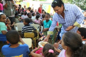 Frank Jorge Elías sirve el almuerzo a niños de Los Alcarrizos.