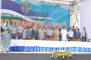 Al centro, el mayor general Manuel Castro Castillo, quien encabezó la puesta en marcha del Operativo Navidad Tranquila 2013. [Crédito de imagen: Policía Nacional]