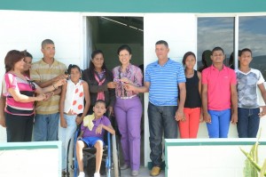 La vicepresidenta Margarita Cedeño de Fernández hace entrega de las llaves a la familia beneficiada.