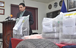 Miguel Medina, vocero de la Dirección de Drogas, dio a conocer los detalles del operativo en que se incautaron los paquetes de cocaína.