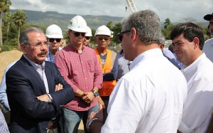 El presidente Danilo Medina conversa con Gonzalo Castillo, ministro de Obras Públicas. [Crédito de imagen: Presidencia]