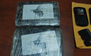 Los dos paquetes de cocaína incautados en el Ozama.