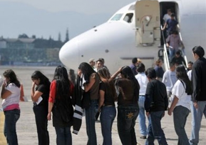 El grupo de deportados cuando eran bajados del avión que los trajo a República Dominicana desde EE.UU. 