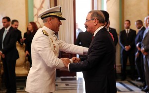 El ministro de las Fuerzas Armadas, Sigfrido Pared Pérez, saluda al presidente Medina. [Crédito de imagen: Luis Ruiz Tito/Presidencia]