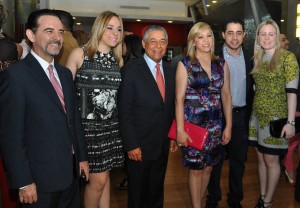 Al centro, el alcalde del Distrito Nacional, Roberto Salcedo, junto a su esposa Angélica y su hijo Carlos Salcedo (a la derecha). [Crédito de imagen: Reinaldo Brito]