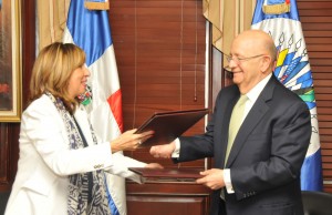 El canciller Carlos Morales Troncoso y la representante de la OEA, Araceli Azuara Ferreiro, firman el acuerdo para la implementación de un diagnóstico sobre las actividades relacionadas con la cedulación de los  migrantes haitianos.