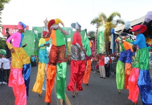 Los tradicionales zancos se dejaron ver en el desfile.