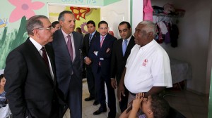 Presidente Danilo Medina y Lucas Carvajal Polanco, director ejecutivo de la Fundación Proyecto Ayuda al Niño Casa de Luz.
