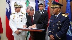 El presidente Danilo Medina firma el libro de visita del CESAC.