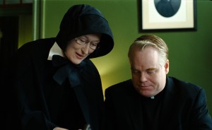 Foto suministrada por Miramax Film Corp, en una escena de "Doubt", el actor Philip Seymour Hoffman junto a Meryl Streep.
