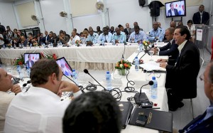 Ministro de la Presidencia de la República Dominicana, Gustavo Montalvo (a la derecha), mientras expone ante los presentes lo tratado entre ambas comisiones. [Crédito de imagen: Luis Ruiz Tito/Presidencia]